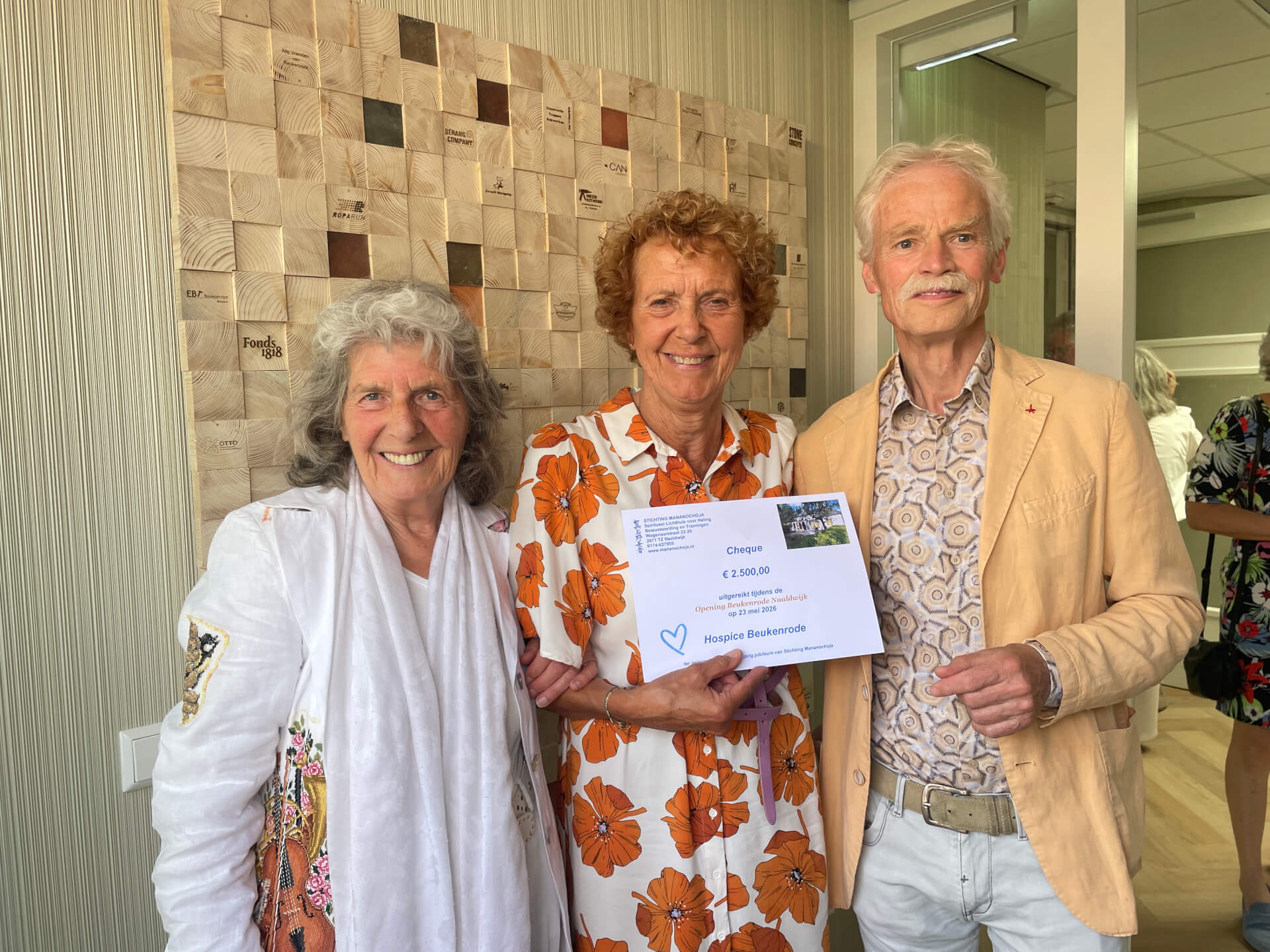 26.05.23 donatie stichting Mananochoja tijdens opening