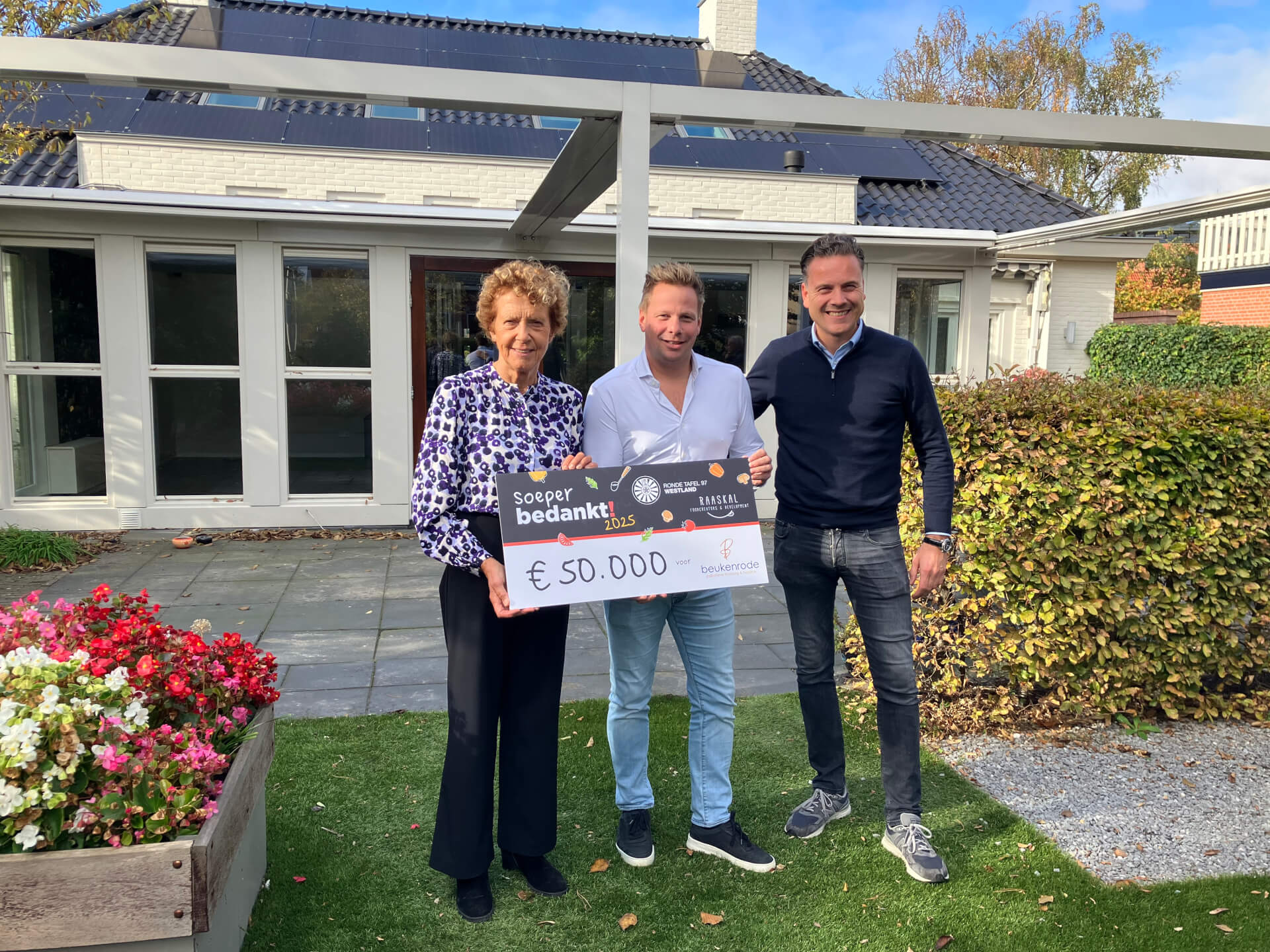 Donatie Soeperbedankt aan Beukenrode Bouwt Annie van Antwerpen Arno van der Zeijden Sven van Veen