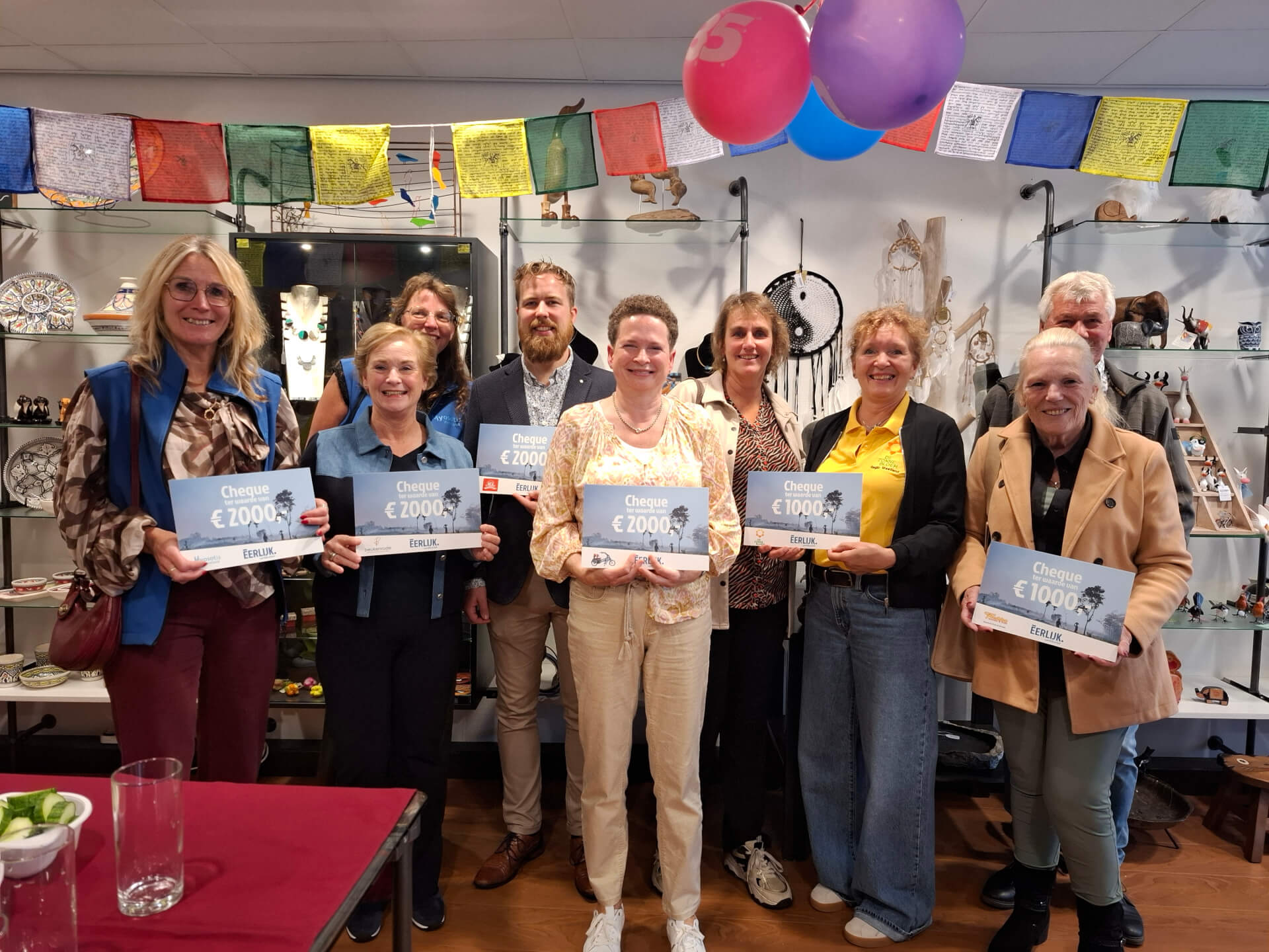 Wereldwinkel Wateringen overhandiging cheques jubileum