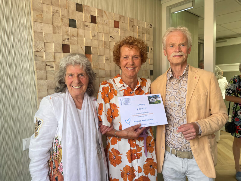 26.05.23 donatie stichting Mananochoja tijdens opening