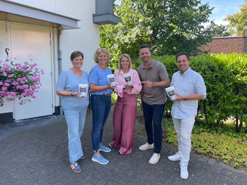 Beukenrode Bouwt Soeperbedankt Actie v.l.n.r. Patrica Elma Rianne Beukrode samen met Ferry en Marc van Ronde Tafel Westland voor de Soepbedankt actie 2025