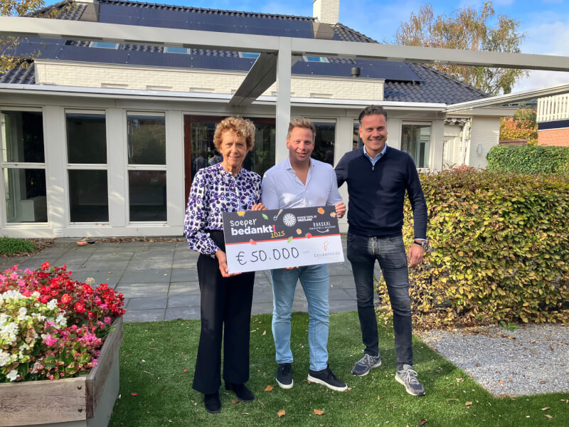 Donatie Soeperbedankt aan Beukenrode Bouwt Annie van Antwerpen Arno van der Zeijden Sven van Veen