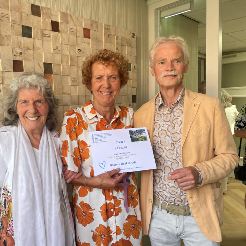 26.05.23 donatie stichting Mananochoja tijdens opening